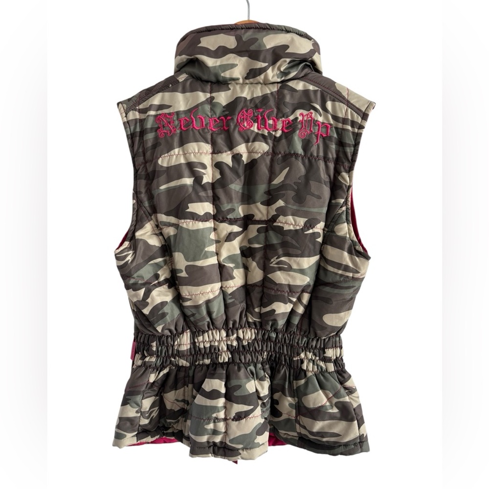 Cowgirl Tuff camo Never Give Up vest. M. Hot pink accents and lining. Preloved - Picture 2 of 12